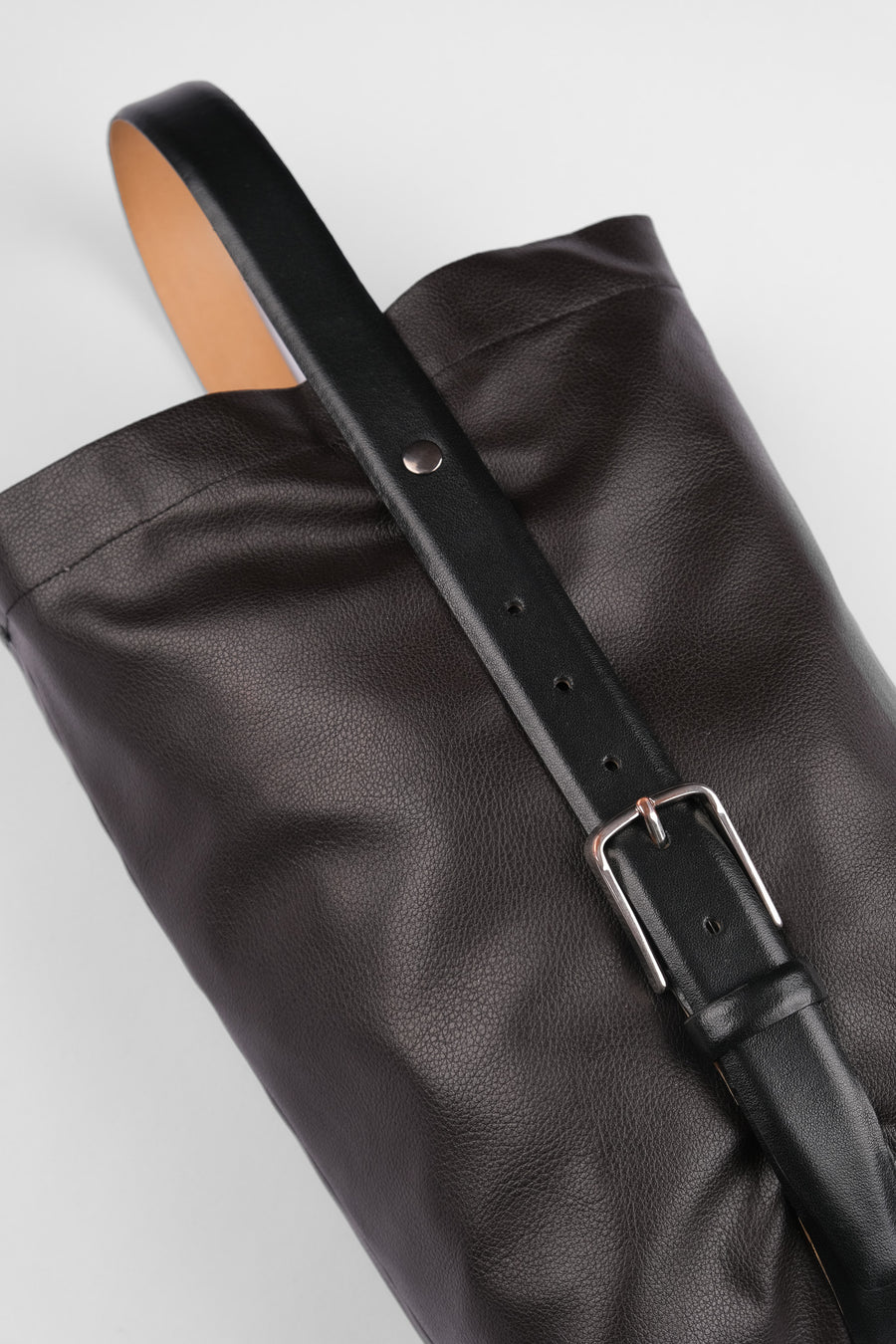 KEMER SAPLI ÇANTA – KOYU KAHVERENGİ